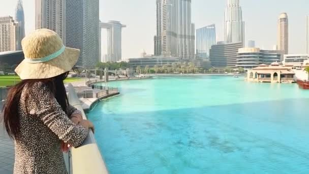 Güzel Beyaz Kadın Turist Dubai Şehir Merkezindeki Marina Havuzlarından Panoramik — Stok video