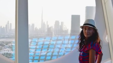 Dubai, BAE - 14 Ekim 2022: Kafkasyalı turist ünlü Frame tarihi çerçevesinde şehir siluetinin manzarasının keyfini çıkar. Dubai konseptinde BAE tatil beldelerini ziyaret edin
