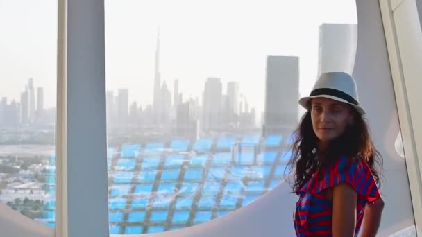 Dubai Förenade Arabemiraten Oktober 2022 Kaukasisk Turist Berömda Ram Landmärke — Stockvideo