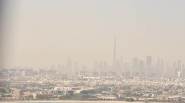 Dubai şehir merkezi manzaralı, şerife bölgesinden plajlı, Birleşik Arap Emirlikleri ya da BAE. Seyahat tatili konseptinde finans bölgesi. Gökdelenler sisli ve kirli gökyüzü.