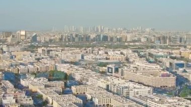 Dubai Çerçevesi 'nin tepesinden eski Dubai ilçesine ve beyaz binalara panoramik manzara. BAE ve eski binalarda seyahat..