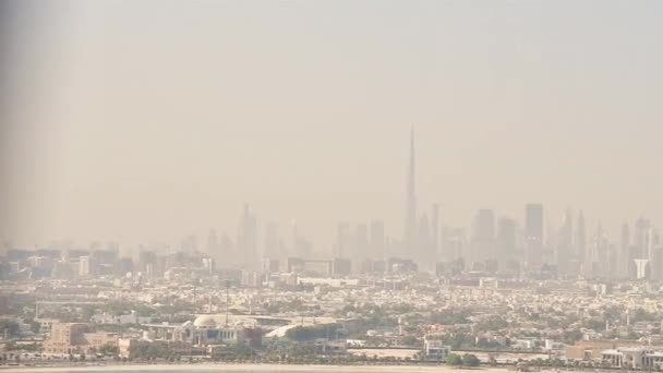 Schwenkblick Auf Die Skyline Von Dubai Downtown Mit Strand Vom — Stockvideo