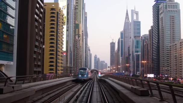 Dubai Emirados Árabes Unidos Outubro 2022 Metrô Chega Parada Metrô — Vídeo de Stock