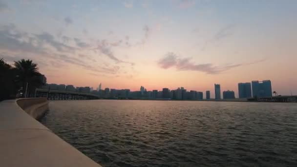 Zoom Abu Dhabi Kaki Langit Kota Pada Waktu Matahari Terbenam — Stok Video