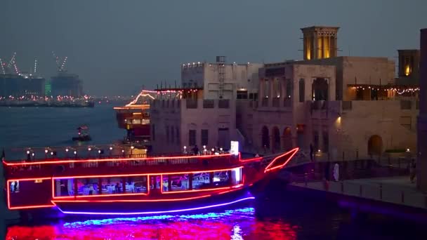Dubaj Sae Říjen 2022 Světlá Vinobraní Restaurace Loď Zakotvená Krásnými — Stock video
