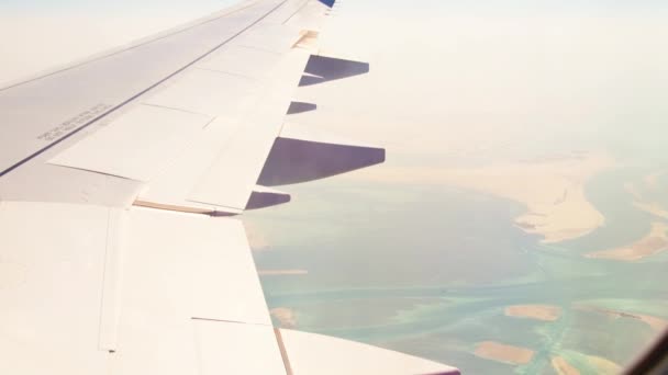 Abu Dhabi城郊和沙漠上空的空中景观 有翼背窗的河流 从机舱看阿联酋的沙漠景观和机翼景观 中东度假的概念 — 图库视频影像