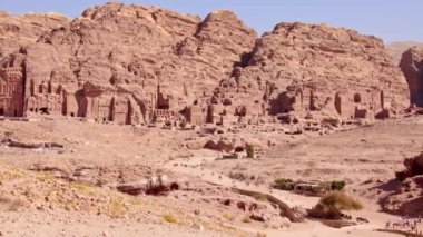 Bir grup turist Ürdün 'ün ünlü antik kenti Petra' da yürüyüş yapıyor. Loculi olarak bilinir. Petra, UNESCO Dünya Mirası Alanı olarak adlandırılmasına yol açtı..
