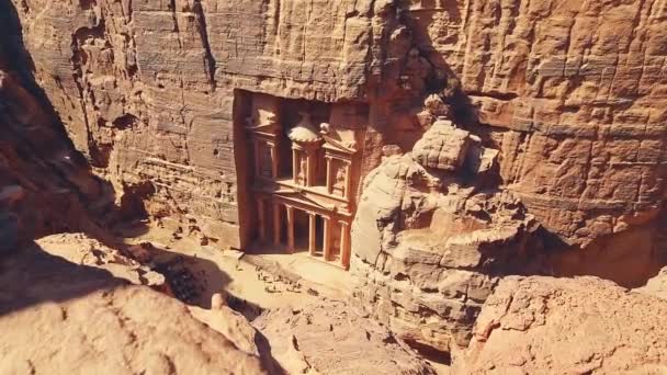 観光客のタイムラプストップダウンビュー観光ヨルダンのペトラの古代都市ペトラにあるアル カズネーの廟 パノラマの財務上のズーム — ストック動画