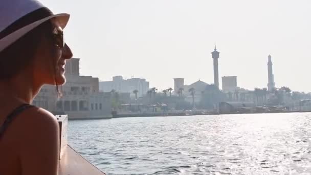 Femme Caucasienne Sourire Touristique Caméra Vacances Dubaï Touriste Bateau Traditionnel — Video