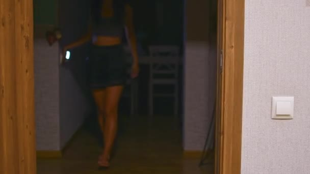单身妇女在家里关灯 晚上去卧室 节省电 在家里节约用电 应对能源危机 — 图库视频影像