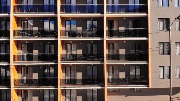 バクーリアニ ジョージア州 2022年3月5日 休日のアパートの建物は ジョージア州のバクーリアニ休日のスキーリゾートでの賃貸のための複雑なフラット — ストック動画