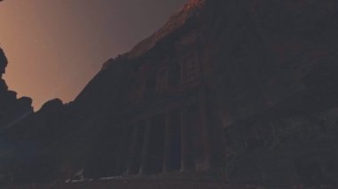 Ayın ışığında mum yakmadan Petra 'nın Geceye Göre Düşük Açılı Zaman Filmi. Hazine 'nin Önü (Hazine), antik Arap Nabatean Krallığı şehri Petra' daki ayrıntılı tapınaklar