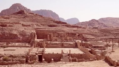 Petra, Ürdün 'deki Colonnaded Caddesi. Petra, Ürdün 'ün ana ilgi odağı. Petra UNESCO miras listesine dahil edildi.