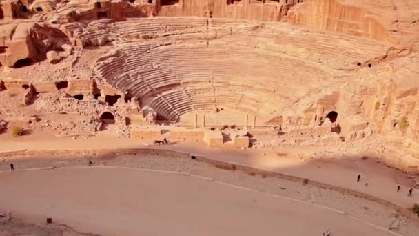 Vista Aérea Inclinada Antiguo Teatro Petra Rose City Jordania Ciudad — Vídeos de Stock