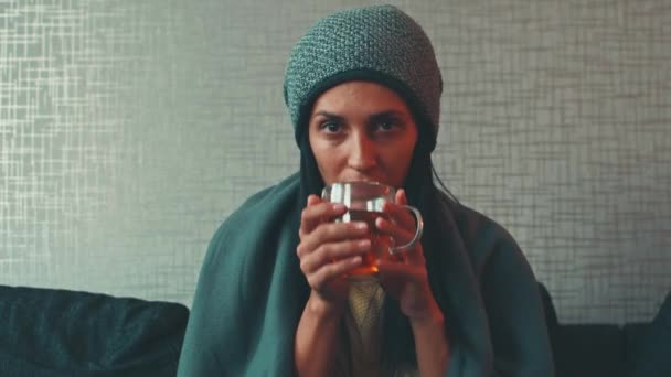 Kafkasyalı Esnek Kadın Kanepenin Altında Bir Fincan Çayla Kameraya Bakar — Stok video