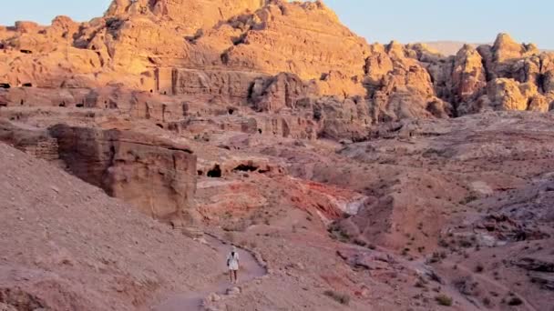 女性高加索游客与著名的Al Khazneh 财政部 一起在Petra废墟中漫步 — 图库视频影像
