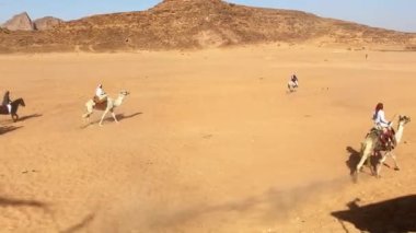 Wadi Rum, Ürdün - 5 Ekim 2022: Büyük Arap isyan savaşçıları yeni Hijaz tren macerası deneyimi üzerine vadi romunda saldırıya uğradı. Popüler yeni faaliyetler Jordan