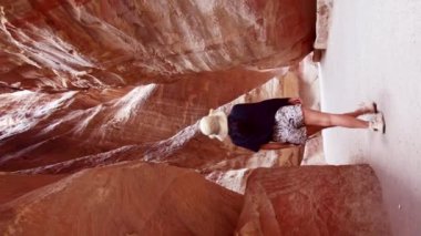 Petra 'daki dikey sancak turisti, Petra' nın gizli kentine giriş kapısı olarak hizmet veren dar kanyon olan Siq 'ı geziyor. Ürdün 'ü gezmek