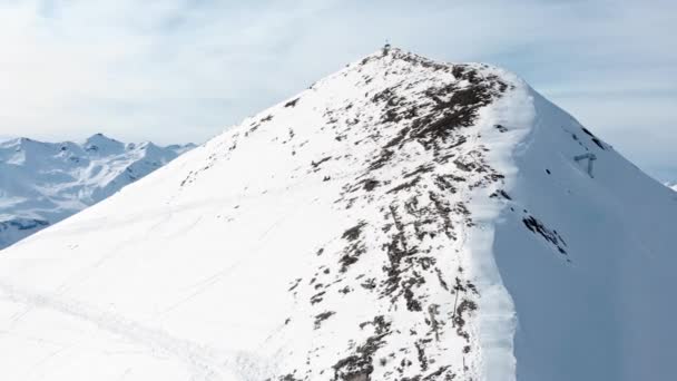 Due Amici Ragazzi Rilassano Siedono Sulla Neve Godono Panorama Montagna — Video Stock
