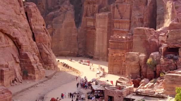 Üst Düzey Turistler Ürdün Petra Kentindeki Kraliyet Mezarlarını Geziyorlar Loculi — Stok video