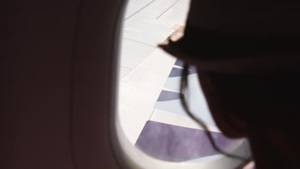 Крупним Планом Силует Білої Жінки Дивиться Вікно Літаючого Літака Пасажир — стокове відео