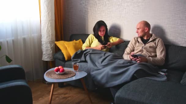 Ζευγάρι Χρησιμοποιούν Συσκευή Smartphone Κάθεται Στον Καναπέ Cozy Διαμέρισμα Πάρτε — Αρχείο Βίντεο