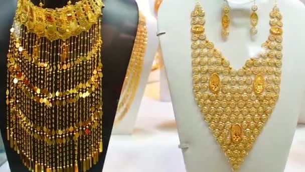 Dubai Emirados Árabes Unidos Outubro 2022 Vários Colares Luxo Dourado — Vídeo de Stock
