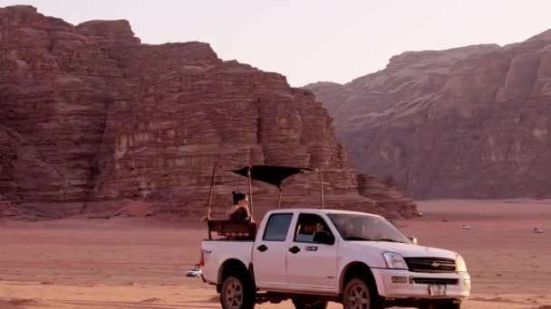 2022年10月15日 瓦迪朗姆酒沙漠景观 由4节车辆组成 从日落的角度出发 在约旦组织日落游览 — 图库视频影像