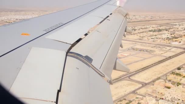 Abu Dhabi市郊上空的空中景观和有侧翼的沙漠 从机舱看阿联酋的沙漠景观和机翼景观 中东度假的概念 — 图库视频影像