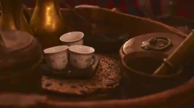 Dubai, BAE - 12 Ekim 2022: Top view Coffee Dubai 'deki kahve müzesinde üç fincan ve Arap kahvesi hazırlama aksesuarları kurdu