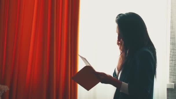 Beyaz Kadını Çalışanlar Mektupta Pencere Siluetinin Yanında Kapak Ağzı Okunmasına — Stok video