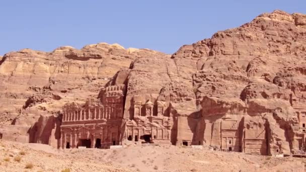 名目繁多的游客参观约旦佩特拉古城的皇家墓葬建筑 它被称为 Loculi Petra被指定为联合国教科文组织的世界遗产 — 图库视频影像