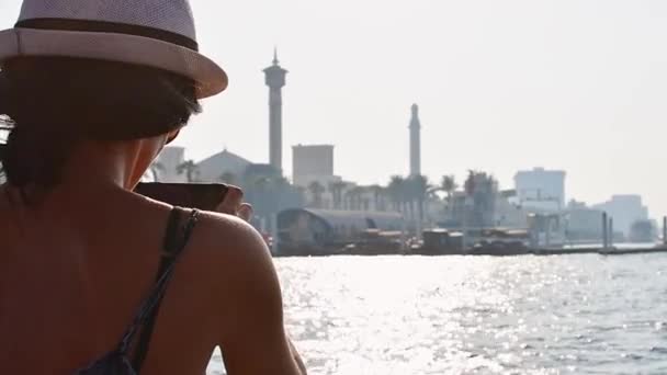 Kaukasische Toerist Vakantie Dubai Hebben Traditionele Abra Boottocht Naar Dubai — Stockvideo