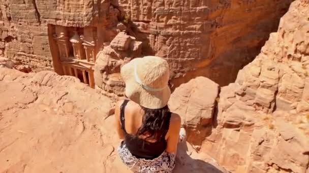 Close Caucasian Tourist Traveler Sit Viewpoint Petra Ancient City Looking — Stock Video