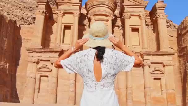 Biała Kobieta Turystka Białej Sukience Trzyma Swoją Białą Pozę Kapelusza — Wideo stockowe