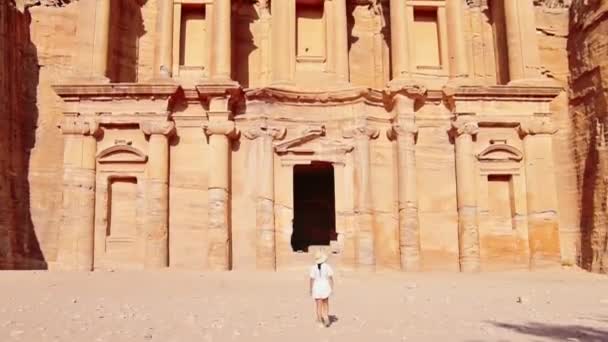 Καυκάσια Γυναίκα Τουρίστας Πόδια Από Εξερευνήσετε Deir Deir Μνημείο Σκαλισμένα — Αρχείο Βίντεο