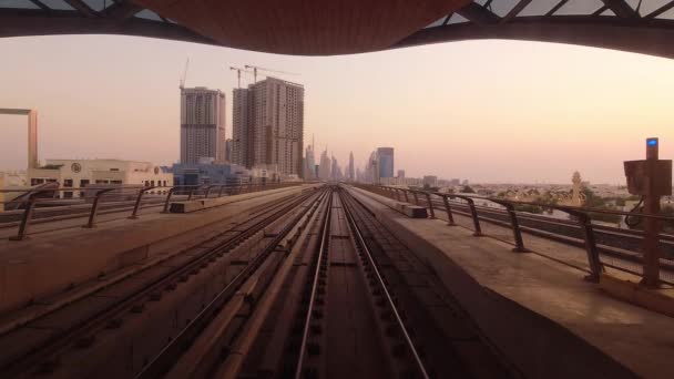 Dubai Egyesült Arab Emírségek Október 2022 Metró Vonat Vasúton Dubaiban — Stock videók