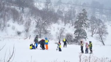 Bakuriani, Gürcistan - 15 Mart 2022: Bakuriani kayak akademisi, Gürcistan