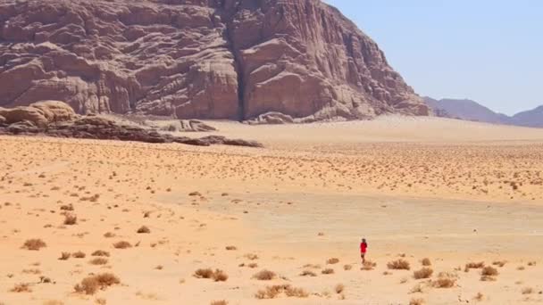 Touristische Wanderinnen Erkunden Die Wadi Rum Wüste Urlaub Wadi Rum — Stockvideo