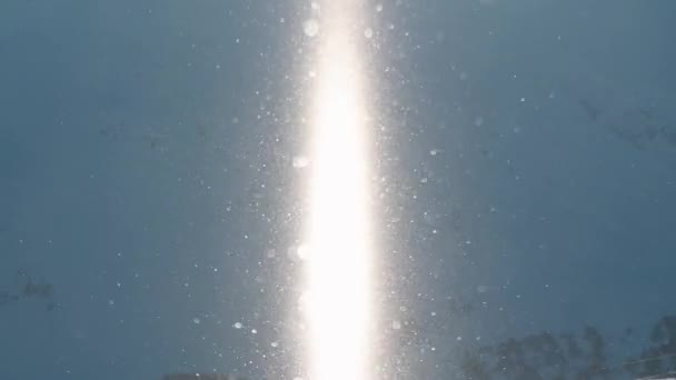 Ηλιόλουστη Δέσμη Σωματιδίων Χιονιού Ηλιόλουστη Μέρα Εξωτερικούς Χώρους Σωματίδια Φόντο — Αρχείο Βίντεο