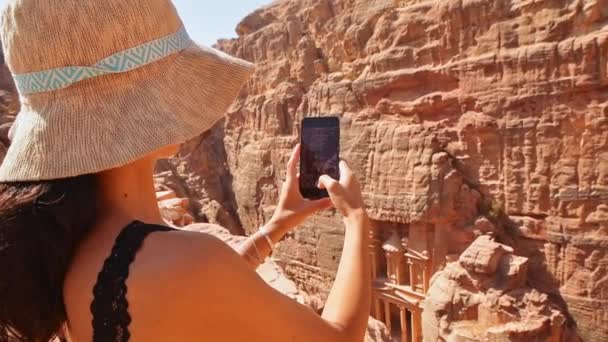 Wunderschöne Kaukasische Touristinnen Sitzen Auf Einem Aussichtspunkt Der Antiken Stadt — Stockvideo