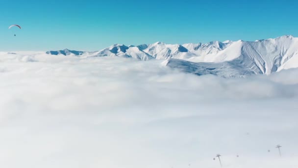Pessoas Parapente Tandem Acima Montanha Inverno Estância Esqui Georgia Conceito — Vídeo de Stock