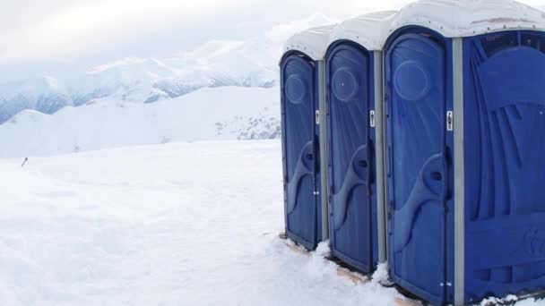 Портативні Три Блакитні Туалети Лижників Курортних Клієнтів Вершині Гори Зимовий — стокове відео