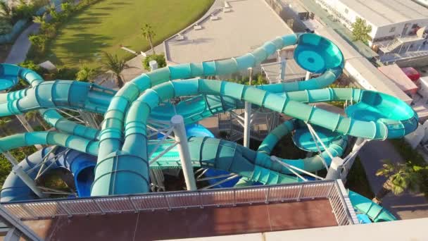阿联酋迪拜 2022年10月14日 阿拉伯联合酋长国迪拜水上公园游客 户外家庭活动极端滑坡 — 图库视频影像