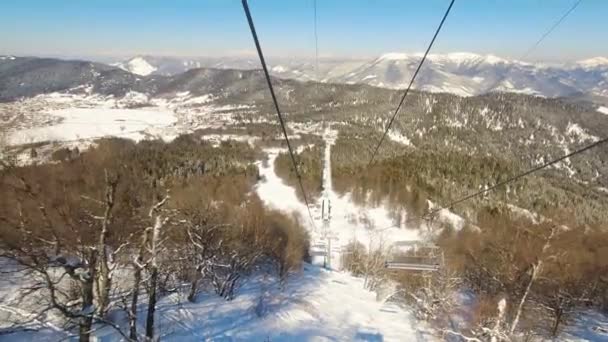 Vanuit Het Oogpunt Van Luchtreizigers Vanuit Stoeltjeslift Die Winter Naar — Stockvideo