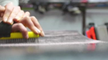 Snowboard sezonuna hazırlanmak için el fırçasında sarı fırça.