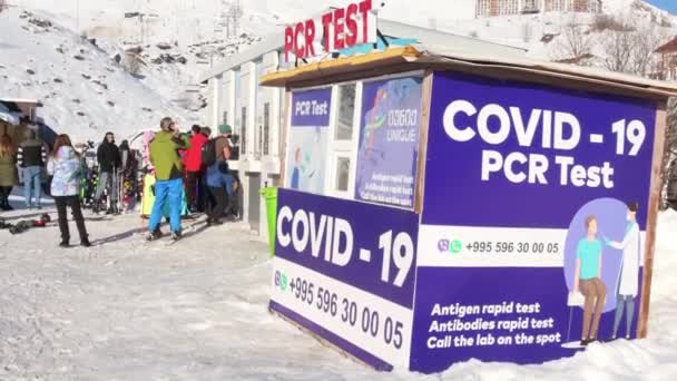 Gudauri Georgia Febrero 2022 Cabaña Prueba Pcr Estación Esquí Invierno — Vídeo de stock
