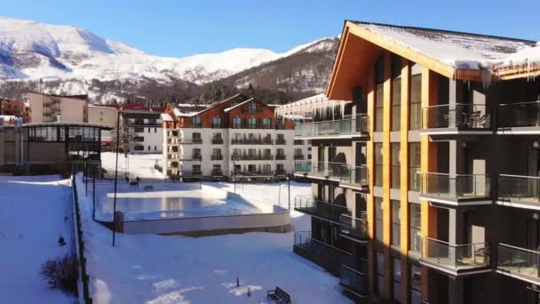 佐治亚州巴库里亚尼 2022年3月5日 在佐治亚州巴库里亚尼度假滑雪胜地 带溜冰场的度假公寓建筑群公寓将出租 — 图库视频影像