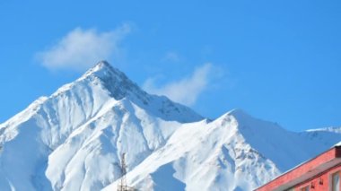 Kışın Deda ena Mount 'a biniyor. Kazbegi Ulusal Parkı 'nda popüler ve tehlikeli yürüyüş parkı