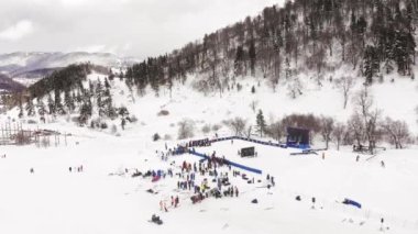 Bakuriani, Gürcistan - 5 Mart 2022: Fis Freestyle dünya kayak yarışmasında seyirciler 